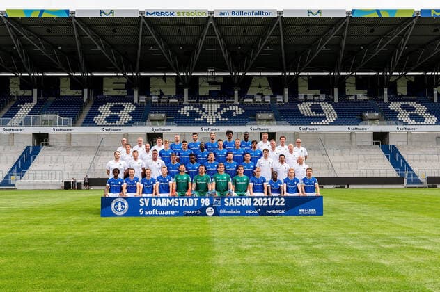 12 07 2021, xfux, football 2 Bundesliga, SV Darmstadt 98, 2 BL, porträttermin 2021 2022, team photo, emonline, emspor, v l hi row v li physiotherapist Dirk Schmitt, supervisor Michael Richter, supervisor Jonas Nietzel, Thomas Mattias Poppler Isherwood, Luca Pfeiffer, Lasse Sobiech, Aaron Seydel, Patric Pfeiffer, team doctor Dr Philip Jessen, team doctor Dr Ingo Schwinnen, team doctor Dr Alexander Lesch, 3rd row from left team manager Michael Stegmayer, coach Matthias Neumann, Clemens Riedel, Emir Karic, Erich Berko, Mathias Honsak, Philipp Tietz, Ensar Arslan, Physiotherapist Bjoern Rein, Physiotherapist Sebastian Pommer, 2nd row from left Rehatrainer Florian Bauer, Co Trainer Kai Peter Schmitz, Goalkeeper Trainer Dimo Wache, Benjamin Goller, Frank Ronstadt, Jannik Mueller, Tobias Kempe, Fabian Schnellhardt, Co Trainer Analysis Maximilian Hahn, Co Coach Ovid Hajou, Coach Torsten Lieberknecht, Front row from left John Peter Sesay, Matthias Bader, Adrian Stanilewicz, Tim Skarke, Steve Kroll, Marcel Schuhen, Morten Behrens, Antonis Makatounakis, Fabian Holland, Braydon Manu, Leon Mueller, Marvin Mehlem Darmstadt