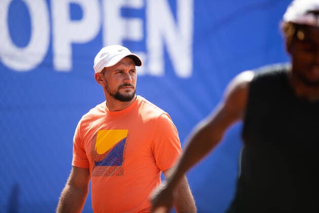 210713 Christian Brydniak, coach, together with Elias Ymer, Sweden, during a training session on day 9 of the Nordea Open on 13 July 2021 in Bastad,  Copyright: MATHILDAxAHLBERG BB210713BB098