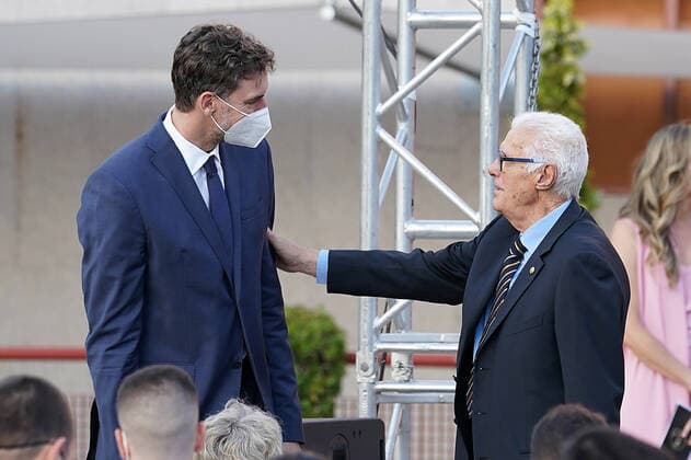 II Spanish Basketball Gala. Pau Gasol with the former coach Lolo Sainz. July 13,2021. (2021071372)