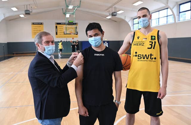 Basketball 2 Bundesliga 2021 2022 14 07 2021 Corona vaccination campaign Turn down the virus, make an appointment for vaccination now A campaign of the Tigers Tuebingen, the University Hospital Tuebingen UKT and the County Tuebingen Prof Dr Michael Bamberg li, Chief Medical Director and Chairman of the Board University Hospital Tuebingen UKT and Chairman of the Board ProBasket Tuebingen AG with coach Daniel Jansson center, Tigers and Daniel Keppeler r, Tigers