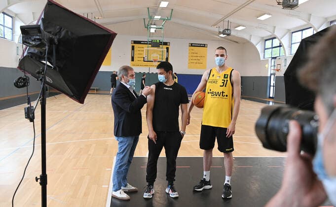 Basketball 2 Bundesliga 2021 2022 14 07 2021 Corona vaccination campaign Turn down the virus, make an appointment for vaccination now A campaign of the Tigers Tuebingen, the University Hospital Tuebingen UKT and the County Tuebingen Prof Dr Michael Bamberg li, Chief Medical Director and Chairman of the Board University Hospital Tuebingen UKT and Chairman of the Board ProBasket Tuebingen AG with coach Daniel Jansson center, Tigers and Daniel Keppeler r, Tigers