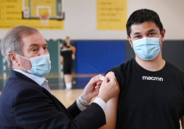 Basketball 2 Bundesliga 2021 2022 14 07 2021 Corona vaccination campaign Give the virus a turn, make an appointment for vaccination now A campaign of the Tigers Tuebingen, the University Hospital Tuebingen UKT and the County Tuebingen Prof Dr Michael Bamberg li, Chief Medical Director and Chairman of the Board University Hospital Tuebingen UKT and Chairman of the Board ProBasket Tuebingen AG with coach Daniel Jansson Tigers