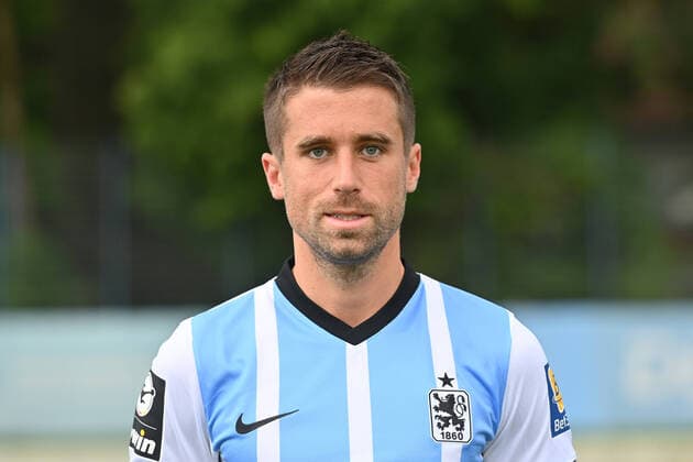 Niklas LANG TSV 1860 Muenchen , 3 Liga,Portraettermin 2021 2022 x0x 202 quer ,3.Liga,2 22,2,202,202 2022,2022,22,Ballsport,DFL,Dritte Liga,Football,Fussball,Fussballspiel,Fussballspieler,Fußball,Herren,Ligaspiel,Maenner,Match,Profi,Profifussballer,Profis,SP,SPO,Saison 202,Saison 202 2022,Soccer,Spiel Sports,Trikot,Verein,Vereinstrikot Club Dress,jersey,men,Saison,Portraet,Portrait,Porträt,Vorstellung,Praesentation,Pressetermin,GER, xptt