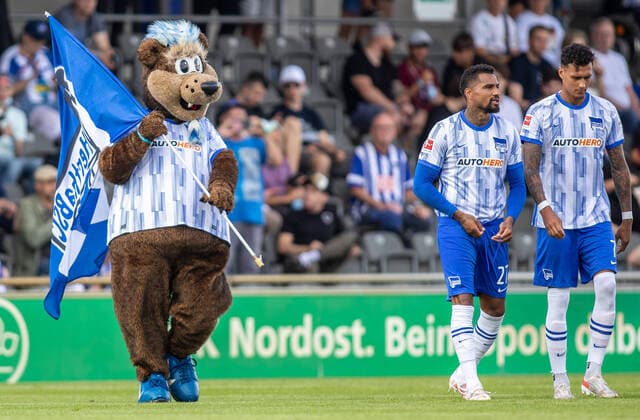 Bilder des Jahres 2021, Sport 07. Juli Sport Themen der Woche KW28 Sport Bilder des Tages Berlin, 14.07.2021, Fussball, Testspiele, Hertha BSC vs Hannover 96, Amateurstadion im Olympiapark. Berlins Maskottchen Hertinho (l-r), Kevin-Prince Boateng und Davie Selke laufen auf das Spielfeld. Hertha BSC - Hannover 96 *** Berlin, 14 07 2021, football, test matches, Hertha BSC vs Hannover 96, amateur stadium at Olympiapark Berlins mascot Hertinho l r , Kevin Prince Boateng and Davie Selke run onto the pitch Hertha BSC Hannover 96