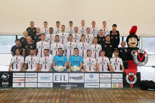 Sport Viktoria Köln, 3 Liga, Porträttermin 2021 2022, Team photo, hi row v li Physiotherapist Markus Zeyer, Benjamin Hemcke, Seokju Hong, Ilhan Altuntas, Kai Klefisch, Jeremias Lorch, Dario De Vita, Analyst Sunghu Lee 3 row v li Zeugwartin Claudia Stier, Team manager Patrick Elert, Florian Heister, Timmy Thiele, Marcel Risse, Daniel Buballa, Transition coach Marian Wilhelm, fitness trainer Werner Schoupa, 2nd row from left team manager Dieter Schick, coach Thomas Gürtler, Christoph Greger, Maximilian Rossmann, Moritz Fritz, Alexander Höck, Phil Zimmermann, co-trainer Markus Brzenska, head coach Olaf Janßen, mascot Viktor 2nd row from left Youssef Amyn, Albert Bunjaku, Simon Handle, Sebastian Mielitz, Elias Bördner, Federico Palacios, Niklas May, Ben Hompesch 14 07 2021