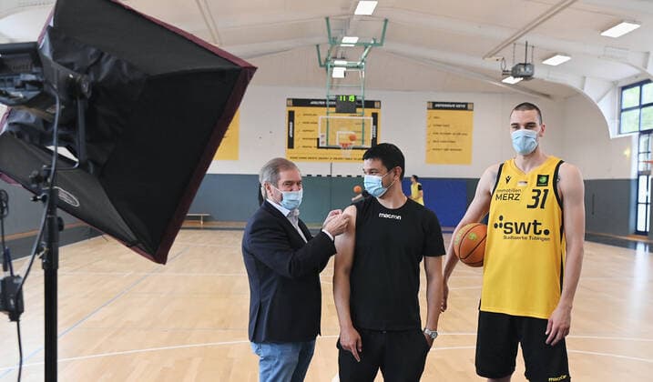 Basketball 2 Bundesliga 2021 2022 14 07 2021 Corona vaccination campaign Turn down the virus, make an appointment for vaccination now A campaign of the Tigers Tuebingen, the University Hospital Tuebingen UKT and the County Tuebingen Prof Dr Michael Bamberg li, Chief Medical Director and Chairman of the Board University Hospital Tuebingen UKT and Chairman of the Board ProBasket Tuebingen AG with coach Daniel Jansson center, Tigers and Daniel Keppeler r, Tigers