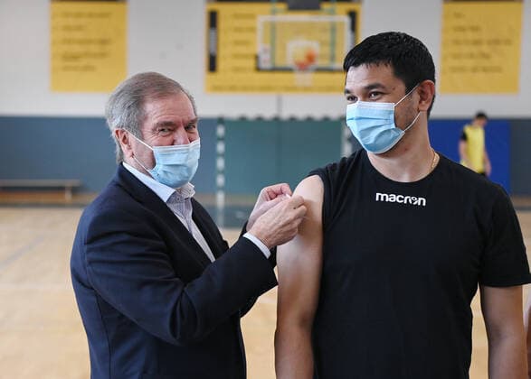 Basketball 2 Bundesliga 2021 2022 14 07 2021 Corona vaccination campaign Give the virus a turn, make an appointment for vaccination now A campaign of the Tigers Tuebingen, the University Hospital Tuebingen UKT and the County Tuebingen Prof Dr Michael Bamberg li, Chief Medical Director and Chairman of the Board University Hospital Tuebingen UKT and Chairman of the Board ProBasket Tuebingen AG with coach Daniel Jansson Tigers