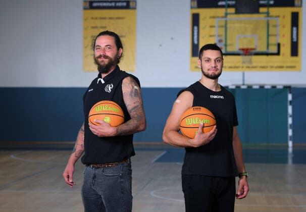 Basketball 2 Bundesliga 2021 2022 14 07 2021 Corona vaccination campaign Turn down the virus, make vaccination appointment now A campaign of the Tigers Tuebingen, the University Hospital Tuebingen UKT and the district Tuebingen youth coach Manu Pasios li and co-coach Hussain Dassouk.