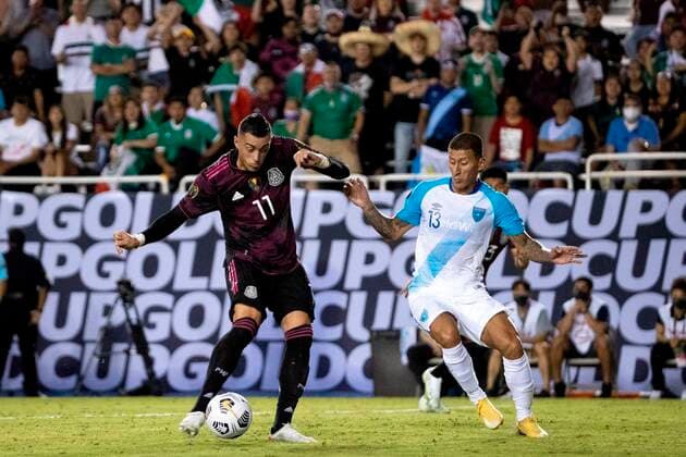 Stheven Robles (R) of Guatemala vies for the ball with Rogelio Funes Mori of Mexico during the Gold Cup group phase soccer match at Cotton Bowl stadium in Dallas, USA, 14 July 2021. Guatemala vs. Mexico !ACHTUNG: NUR REDAKTIONELLE NUTZUNG!  Copyright: xCarlosxRamírezx AMDEP7230 20210715-f6666e99411823dc3b42bed9f984c31df2433163