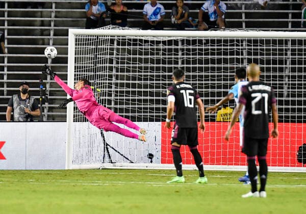 Jul 14, 2021: Guatamala goalkeeper Nicholas Hagen (1) tips the ball out for save in the first half during a CONCACAF Gold Cup game between Mexico and Guatemala at the Cotton Bowl Stadium in Dallas, TX Mexico defeated Guatemala 3-0 CSM Dallas USA - ZUMAcp2_ 20210714_zaf_cp2_006 Copyright: xAlbertxPenax