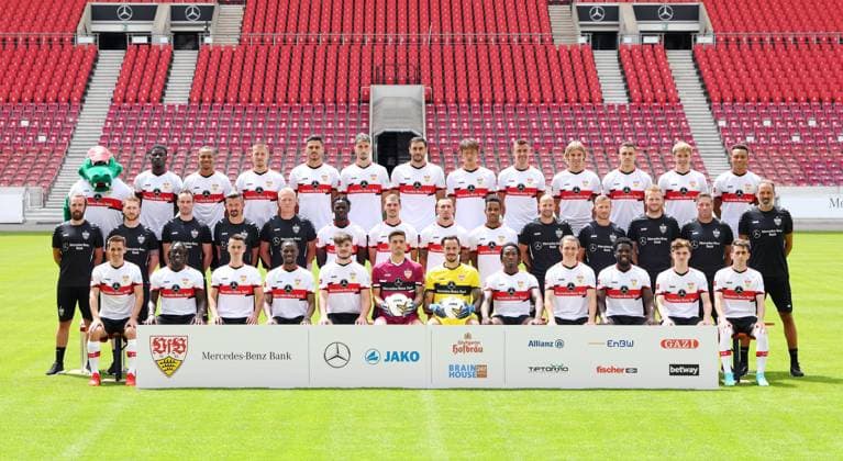 FUSSBALL 1 BUNDESLIGA SAISON 2021 2022 12 07 2021 Photo session at VfB Stuttgart, team picture in the Mercedes Benz Arena Philipp Klement, Tanguy Coulibaly, Erik Thommy, Momo Cissà , Lilian Egloff, Fabian Bredlow, Jens Grahl, Mohamed Sankoh, Jordan Meyer, Orel Mangala, Mateo Klimowicz, Ömer Faruk Beyaz front from left Dino Poimann, Marcus Fregin, Matthias Schiffers, Martin Franz, Oliver Bartlett, Naouirou Ahamada, Pascal Stenzel, Darko Churlinov, Daniel Didavi, Steffen Krebs, Michael Kammermeyer, Peter Perchtold, Michael Wimmer, Pellegrino Matarazzo Centre left
