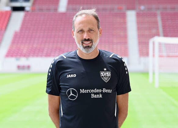 FUSSBALL 1 BUNDESLIGA SAISON 2021 2022 12 07 2021 Photo session with VfB Stuttgart at the Mercedes Benz Arena Coach Pellegrino Matarazzo