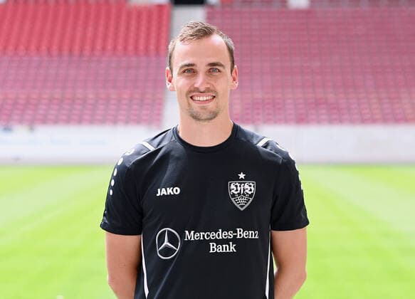 FUSSBALL 1 BUNDESLIGA SAISON 2021 2022 12 07 2021 Photo session with VfB Stuttgart at the Mercedes Benz Arena Performance analyst Emiel Schulze