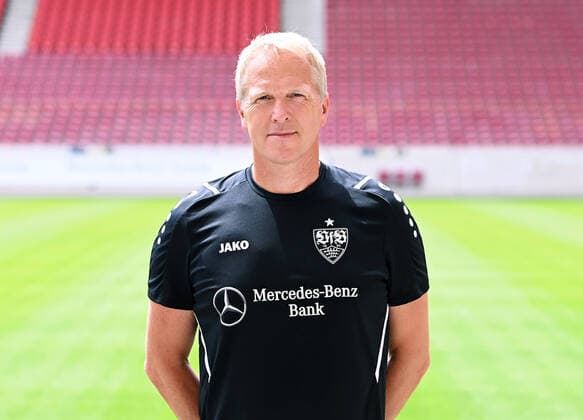 FUSSBALL 1 BUNDESLIGA SAISON 2021 2022 12 07 2021 Photo session with VfB Stuttgart at the Mercedes Benz Arena Director Performenc Oliver Bartlett