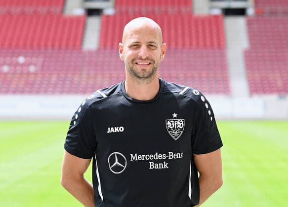 FUSSBALL 1 BUNDESLIGA SAISON 2021 2022 12 07 2021 Photo session with VfB Stuttgart at the Mercedes Benz Arena Goalkeeper coach Steffen Krebs