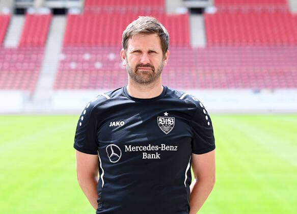 FUSSBALL 1 BUNDESLIGA SAISON 2021 2022 12 07 2021 Photo session with VfB Stuttgart at the Mercedes Benz Arena Physiotherapist Matthias Hahn