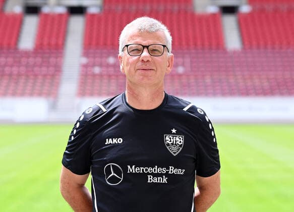 FUSSBALL 1 BUNDESLIGA SAISON 2021 2022 12 07 2021 Photo session with VfB Stuttgart at the Mercedes Benz Arena Zeugwart Michael Meusch