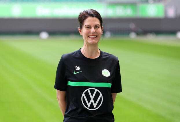 VfL photo appointment Wolfsburg, 13 07 2021, FOOTBALL VfL Wolfsburg, Bundesliga, photo appointment, season 2021 22 yoga coach Stephanie Harrer VfL Wolfsburg