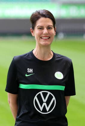 VfL photo appointment Wolfsburg, 13 07 2021, FOOTBALL VfL Wolfsburg, Bundesliga, photo appointment, season 2021 22 yoga coach Stephanie Harrer VfL Wolfsburg
