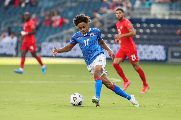 KANSAS CITY, KS - JULY 15: Haiti defender Martin Experience (17) with the ball in the first half of a Concacaf Gold Cup match between Haiti and Canada on Jul 15, 2021 at Children s Mercy Park in Kansas City, KS. (Photo by Scott Winters Icon Sportswire) SOCCER: JUL 15 Concacaf Gold Cup - Haiti v Canada Icon2107150036