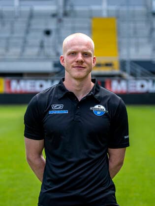 Physiotherapist Robert Wezorke SC Paderborn 07 2 BL, portrait date 2021 2022 Copyright: xDavidxInderliedx