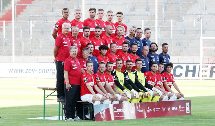 Teampraesentation Zwickau 15 07 2021 FSV Zwickau 3 Liga, Porträttermin 2021 2022, team photo , back row from left Steffen Nkansah, Lars Lokotsch, Ronny König Koenig, Max Reinthaler, Felix Brand, Dustin Willms , 3 row from left team doctor Dr med Bernhard Karich, team doctor Dr Uwe Flötgen Floetgen, Dominic Baumann, Yannik Möker Moeker, Manfred Starke, Nils Butzen, athletic trainer Christoph Rezler, team manager Mario Kallisch, team manager Jens Schubert , 2nd row from left Team doctor Dr Reinhold Müller, Team doctor Dr Hans Jürgen Lambrecht, Physiotherapist Christian Puschmann, Johan Gomez, Adam Susac, Davy Frick, Marco Schikora, Coach Joe Enochs, Co Coach Robin Lenk, Goalkeeper coach Steffen Süßner Suessner , front row from left Luca Horn, Mike Könnecke Koennecke, Patrick Göbel Goebel, goalkeeper Matti Kamenz, goalkeeper Johannes Brinkies, goalkeeper Max Sprang, Can Coskun, Marius Hauptmann, Yannic Voigt , Zwickau, 15 07 2021, Stadion Zwickau, Football ,
