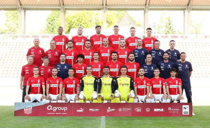 Teampraesentation Zwickau 15 07 2021 FSV Zwickau 3 Liga, Porträttermin 2021 2022, team photo , back row from left Steffen Nkansah, Lars Lokotsch, Ronny König Koenig, Max Reinthaler, Felix Brand, Dustin Willms , 3 row from left team doctor Dr med Bernhard Karich, team doctor Dr Uwe Flötgen Floetgen, Dominic Baumann, Yannik Möker Moeker, Manfred Starke, Nils Butzen, athletic trainer Christoph Rezler, team manager Mario Kallisch, team manager Jens Schubert , 2nd row from left Team doctor Dr Reinhold Müller, Team doctor Dr Hans Jürgen Lambrecht, Physiotherapist Christian Puschmann, Johan Gomez, Adam Susac, Davy Frick, Marco Schikora, Coach Joe Enochs, Co Coach Robin Lenk, Goalkeeper coach Steffen Süßner Suessner , front row from left Luca Horn, Mike Könnecke Koennecke, Patrick Göbel Goebel, goalkeeper Matti Kamenz, goalkeeper Johannes Brinkies, goalkeeper Max Sprang, Can Coskun, Marius Hauptmann, Yannic Voigt , Zwickau, 15 07 2021, Stadion Zwickau, Football ,