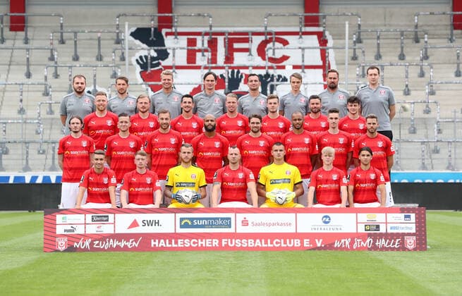 Teampraesentation Hall 15 07 2021 Hallescher FC 3 Liga, Porträttermin 2021 2022, team photo , back row from left physiotherapist Walter Moissejenko, athletic trainer Ken Kaiser, goalkeeper coach Marian Unger, coach Florian Schnorrenberg, co-trainer Daniel Ziebig, video analyst Max Bergmann, team manager Mario Nickeleit, physiotherapist Florian Thiele , 3 row v l n r Fabian Menig, Marcel Titsch Rivero, Julian Maurice Derstroff, Janek Sternberg, Tom Zimmerschied, Niklas Kreuzer, Aaron Herzog , 2 row f l n r Niklas Kastenhofer, Jannes Vollert, Michael Eberwein, Terrence Boyd, Jonas Nietfeld, Louis Samson, Soeren Reddemann, Justin Eilers , front row f l n r Julian Guttau, Tom Bierschenk, goalkeeper Sven Müller Mueller, Toni Lindenhahn, goalkeeper Tim Schreiber, Lukas Griebsch, Jan Shcherbakovski , Missing Niklas Landgraf , Hall, 15 07 2021, Leuna Chemie Stadion, Football ,