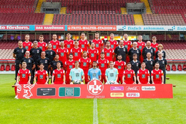 Top row from left to right Felix Götze 24 , Daniel Hanslik 19 , Rene Klingenburg 17 , Kevin Kraus 5 , Marvin Senger 3 , Julian Niehues 16 , Boris Tomiak 2 , Alexander Winkler 4 , Elias Huth 32 , Neal Gibs 38 , Second row from top from left to right Oliver Schäfer athletic trainer , Andreas Clauß goalkeeper trainer , Fabian Kobel Rehatrainer , Kenny Prince Redondo 11 , Philipp Hercher 23 , Mike Wunderlich 28 , Muhammed Kiprit 9 , Peter Miethe Zeugwart , Wolfgang Wittich Zeugwart , Norman Schild Physiotherapeut , Dr Claudia Thaler Mannschaftsärztin , Third row from top f l n r Marco Antwerpen Cheftrainer , Frank Döpper Co Trainer , Niklas Martin Co Trainer , Anil Gözütok 27 , Lucas Röser 14 , Anas Bakhat 36 , Hikmet Ciftci 6 , Ricardo Bernardy Physiotherapist , Frank Sänger Physiotherapist , Dr Harald Dinges Team Doctor , Bottom row f l n r Jean Zimmer 8 , Nicolas Sessa 10 , Hendrick Zuck 21 , Lorenz Otto 31 , Avdo Spahic 1 , Matheo Raab 40 , Dominik Schad 20 , Marlon Ritter 7 , Marius Kleinsorge 22 , portrait appointment, 1 FC Kaiserslautern, Football, 3 Bundesliga, 15 07 2021 portrait appointment, 1 FC Kaiserslautern, Football, 3 Bundesliga, 15 07 2021 Kaiserslautern Copyright: xEibner-Pressefoto AlexanderxNeisx