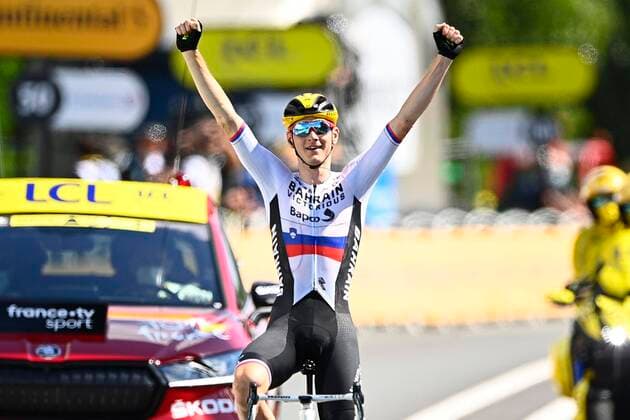 Sport Bilder des Tages LIBOURNE, FRANCE - JULY 16 : MOHORIC Matej (SLO) of BAHRAIN VICTORIOUS victory during stage 19 of the 108th edition of the 2021 Tour de France cycling race, a stage of 207 kms between Mourenx and Libourne. on July 16, 2021 in Libourne, France, 16 07 2021 CYCLISME : 108e edition Tour de France 2021 - Etape 19 - Mourenx a Libourne -16 07 2021 PhotoNews Panoramic 