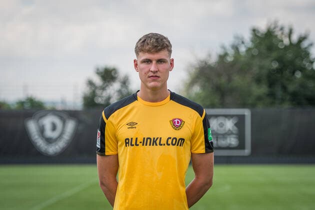 Phil Harres SG Dynamo Dresden 2 BL, portrait date 2021 2022
