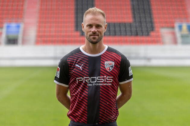 Maximilian Beister 11, FCI FC Ingolstadt 04 2 BL, Porträttermin 2021 2022 2 Bundesliga FC Ingolstadt 04 season 2021 2022