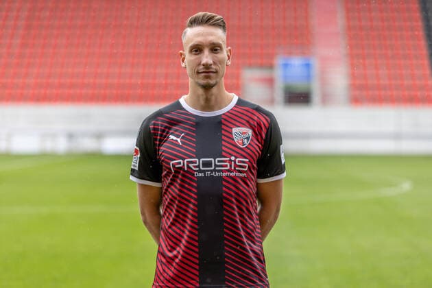 Tobias Schröck 21, FCI FC Ingolstadt 04 2 BL, Porträttermin 2021 2022 2 Bundesliga FC Ingolstadt 04 season 2021 2022