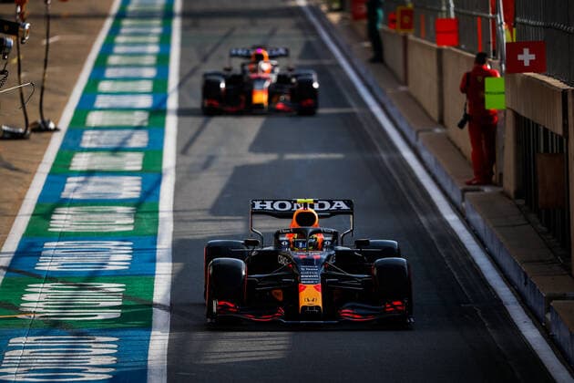 11 PEREZ Sergio (mex), Red Bull Racing Honda RB16B, action during the Formula 1 Pirelli British Grand Prix 2021, 10th round of the 2021 FIA Formula One World Championship, WM, Weltmeisterschaft from July 16 to 18, 2021 on the Silverstone Circuit, in Silverstone, United Kingdom - FORMULE 1 : Grand prix de Grande Bretagne - Essais - Silverstone - 16 07 2021 DPPI Panoramic  00121020__V2_1218