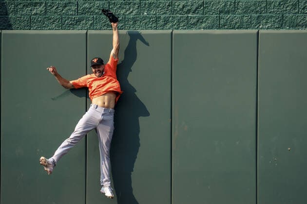 Sport Bilder des Tages A Baltimore Orioles player attempts to catch a ball during batting practice before the game against the Kansas City Royals at Kaufman Stadium in Kansas City, Missouri on Friday, July 16, 2021.  KCP20210716103 KYLExRIVAS