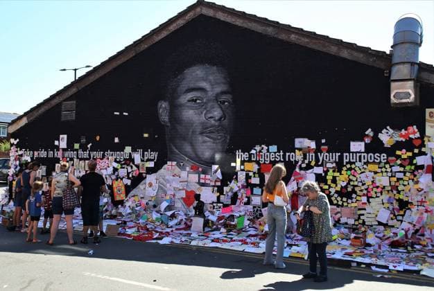 Bilder des Jahres 2021, Sport 07. Juli Sport Themen der Woche KW28 Marcus Rashford mural Unveiling event Football People continue to come and add positive messages to the Marcus Rashford mural at Withington, Manchester, United Kingdom on 17 July 2021. Manchester Manchester Greater Manchester United, ManU Kingdom Editorial use only , Copyright: xJohnxBradleyx PSI-13105-0001