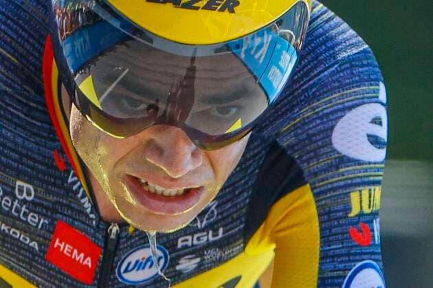 Sport Bilder des Tages SAINT-EMILION, FRANCE - JULY 17 : VAN AERT Wout (BEL) of JUMBO - VISMA during stage 20 of the 108th edition of the 2021 Tour de France cycling race, an individual time trial stage of 30,8 kms between Libourne and Saint-Emilion. on July 17, 2021 in Saint-Emilion, France, 17 07 2021 CYCLISME : Tour de France 2021 - Etape 20 - Libourne to Saint-Emilion - 17 07 2021 PHOTONEWS PANORAMIC 