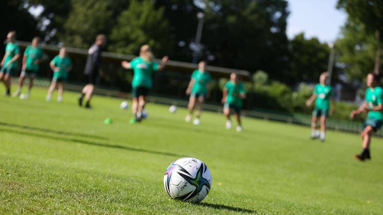 v li The match ball is lying on the pitch in front of a training group, symbol picture training, lawn, grass, ground, FLYERALARM Womens Bundesliga, adidas, Conext 21, symbol photo, symbol picture football, soccer, ball, official ball, official match ball, official match ball, 17 07 2021, Bremen Germany , football, Flyeralarm Womens Bundesliga, training kick-off SV Werder Bremen xobx