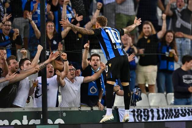 Sport Bilder des Tages BRUGGE, BELGIUM - JULY 17 : Noa Lang forward of Club Brugge celebrates scoring a penalty with the supporters during the Pro League Supercup match between Club Brugge and KRC Genk at the Jan Breydel stadium on July 17, 2021 in Brugge, Belgium, 17 07 2021 (Pro League Supercup, is a Belgian club competition played as a single match at the beginning of the saison between the Belgian First Division champions and the Belgian Cup winners) FOOTBALL : Club Brugge KV v KRC Genk : Pro League Supercup 2021 - 17 07 2021 PHOTONEWS PANORAMIC 
