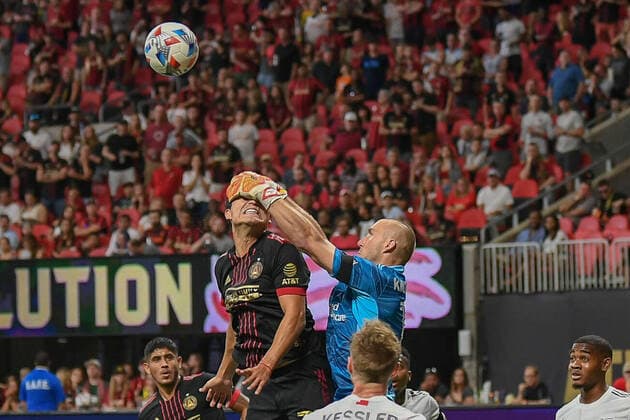 Bilder des Jahres 2021, Sport 07. Juli Sport Themen der Woche KW28 Sport Bilder des Tages ATLANTA, GA Ã JULY 17: New England goalkeeper Brad Knighton (18) wraps his hands around the head of Atlanta forward Erick Torres (31) on a corner kick during the MLS, Fussball Herren, USA match between the New England Revolution and Atlanta United FC on July 17th, 2021 at Mercedes-Benz Stadium in Atlanta, GA. (Photo by Rich von Biberstein Icon Sportswire) SOCCER: JUL 17 MLS - New England Revolution at Atlanta United FC Icon210717030