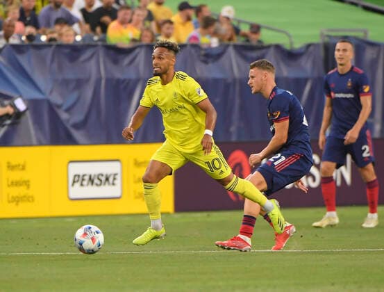 July 17, 2021: Nashville SC midfielder Hany Mukhtar (10) dribbles against the Chicago Fire FC during an MLS, Fussball Herren, USA game between Chicago Fire FC and Nashville SC at Nissan Stadium in Nashville TN Steve Roberts CSM Nashville United States - ZUMAc04_ 20210717_zaf_c04_028 Copyright: x@xStevexRobertsx