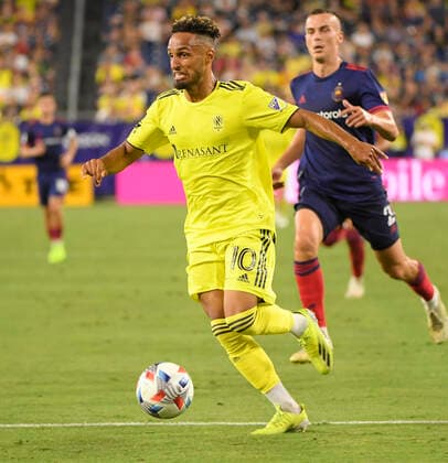 July 17, 2021: Nashville SC midfielder Hany Mukhtar (10) dribbles against the Chicago Fire FC during the second half of an MLS, Fussball Herren, USA game between Chicago Fire FC and Nashville SC at Nissan Stadium in Nashville TN Steve Roberts CSM Nashville United States - ZUMAc04_ 20210717_zaf_c04_048 Copyright: x@xStevexRobertsx