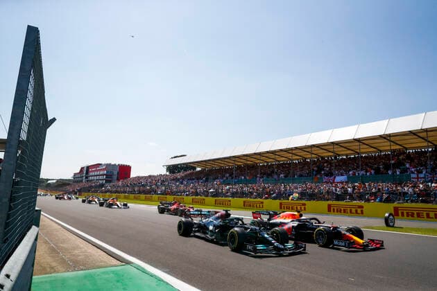 Start of the race, 44 HAMILTON Lewis (gbr), Mercedes AMG F1 GP W12 E Performance, 33 VERSTAPPEN Max (nld), Red Bull Racing Honda RB16B, action during the Formula 1 Pirelli British Grand Prix 2021, 10th round of the 2021 FIA Formula One World Championship, WM, Weltmeisterschaft from July 16 to 18, 2021 on the Silverstone Circuit, in Silverstone, United Kingdom - FORMULE 1 : Grand prix de Grande Bretagne - Course - Silverstone - 18 07 2021 DPPI PANORAMIC  _V2_4481