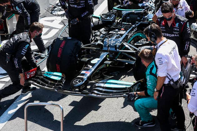 Mechanics working on 44 HAMILTON Lewis (gbr), Mercedes AMG F1 GP W12 E Performance, car during Red flag during the Formula 1 Pirelli British Grand Prix 2021, 10th round of the 2021 FIA Formula One World Championship, WM, Weltmeisterschaft from July 16 to 18, 2021 on the Silverstone Circuit, in Silverstone, United Kingdom - FORMULE 1 : Grand prix de Grande Bretagne - Course - Silverstone - 18 07 2021 DPPI PANORAMIC  AV6_4020