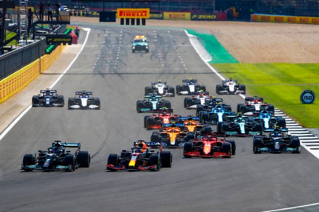 Start of the race, 33 VERSTAPPEN Max (nld), Red Bull Racing Honda RB16B, 44 HAMILTON Lewis (gbr), Mercedes AMG F1 GP W12 E Performance, action during the Formula 1 Pirelli British Grand Prix 2021, 10th round of the 2021 FIA Formula One World Championship, WM, Weltmeisterschaft from July 16 to 18, 2021 on the Silverstone Circuit, in Silverstone, United Kingdom - FORMULE 1 : Grand prix de Grande Bretagne - Course - Silverstone - 18 07 2021 DPPI PANORAMIC  _B2_9639