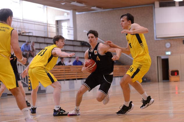 Linus Römer 4 Loewen Braunschweig vs Matthias Ratjen 13 Baskets Juniors Oldenburg , Lennart Omerovic 14 Baskets Juniors Oldenburg during the match EWE Baskets Juniors Oldenburger TB vs SG Junior Löwen Braunschweig Basketball, NBBL, 17 07 2021, Season 2021 2022, Summer League, 5 Matchday Copyright xErikxHillmer EIBNERx EP ehr EWE Baskets Juniors Oldenburger TB vs SG Junior Löwen Braunschweig Basketball, NBBL, 17 07 2021, Season 2021 2022, Summer League, 5 Matchday Oldenburg Copyright: xErikxHillmer EIBNERx EP_ehr