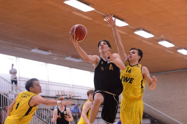 Linus Römer 4 Loewen Braunschweig vs Luca Michels 4 Baskets Juniors Oldenburg , Lennart Omerovic 14 Baskets Juniors Oldenburg during the match EWE Baskets Juniors Oldenburger TB vs SG Junior Löwen Braunschweig Basketball, NBBL, 17 07 2021, Season 2021 2022, Summer League, 5 Matchday Copyright xErikxHillmer EIBNERx EP ehr EWE Baskets Juniors Oldenburger TB vs SG Junior Löwen Braunschweig Basketball, NBBL, 17 07 2021, Season 2021 2022, Summer League, 5 Matchday Oldenburg Copyright: xErikxHillmer EIBNERx EP_ehr