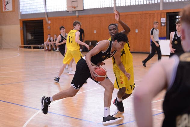 Sananda Fru 10 Loewen Braunschweig vs Jerry Ndhine 10 Baskets Juniors Oldenburg during the match EWE Baskets Juniors Oldenburger TB vs SG Junior Löwen Braunschweig Basketball, NBBL, 17 07 2021, season 2021 2022, Summer League, 5 Matchday Copyright xErikxHillmer EIBNERx EP ehr EWE Baskets Juniors Oldenburger TB vs SG Junior Löwen Braunschweig Basketball, NBBL, 17 07 2021, Season 2021 2022, Summer League, 5 Matchday Oldenburg Copyright: xErikxHillmer EIBNERx EP_ehr