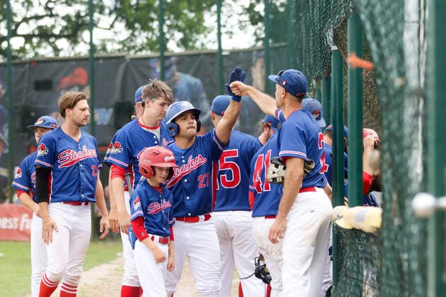 Baseballl I Men I Season 2020 2021 I 1 Bundesliga Nord I 11 12 Spieltag I Hamburg Stealers Dohren Wild Farmers I 18 07 2021 Joy at the team Hamburg Stealers after the first run Marlon Jimenez 27, Hamburg Stealers Hamburg Baseballanlage Langenhorst Hamburg Germany Copyright: xLobeca RalfxHomburgx