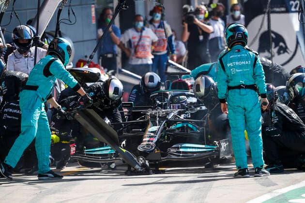 10 seconds penalty for 44 HAMILTON Lewis (gbr), Mercedes AMG F1 GP W12 E Performance, action after his accident with 33 VERSTAPPEN Max (nld), Red Bull Racing Honda RB16B, action during the Formula 1 Pirelli British Grand Prix 2021, 10th round of the 2021 FIA Formula One World Championship, WM, Weltmeisterschaft from July 16 to 18, 2021 on the Silverstone Circuit, in Silverstone, United Kingdom - FORMULE 1 : Grand prix de Grande Bretagne - Course - Silverstone - 18 07 2021 DPPI PANORAMIC  _V2_4958